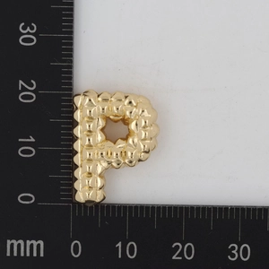 Detaillierte Makroansicht von goldenem Buchstabe P Anhänger mit Perlentextur in 25mm