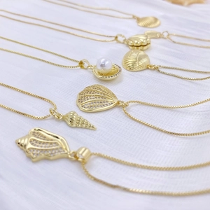 Elegante goldene Muschel- und Schneckenhalsketten mit Perlen und funkelnden Zirkonen