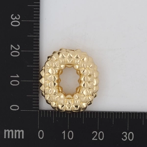 Detailansicht eines 20mm goldenen Buchstabenanhängers mit geometrischer Textur