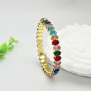 Détail d'un bracelet doré ajustable serti de pierres en zircone cubique ovales multicolores