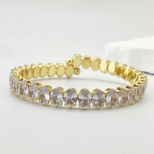 Vue rapprochée du bracelet tennis doré orné de zircons ovales sertis à quatre griffes