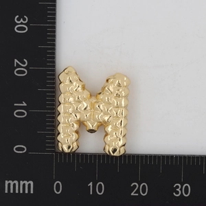 Detailansicht des goldenen Buchstaben-M-Anhängers mit Schuppentextur und 25mm Höhe