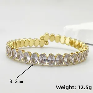 Vue macro d'un bracelet en zircon plaqué or de 8,2 mm pesant 12,5 g et montrant le serti griffes