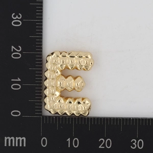 Detailansicht des goldenen Buchstaben-E-Anhängers mit Textur und 18 mm Gesamthöhe