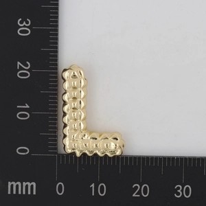 Detaillierte Messung des goldenen Buchstabens L Anhänger mit 25 mm Höhe auf Skala