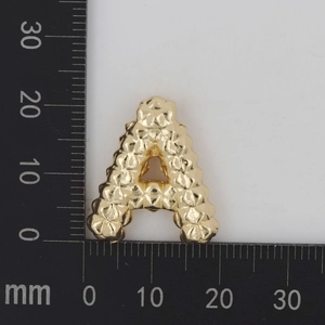 Detailansicht der goldenen Buchstaben-A-Anhänger mit Hammerschlag und Maßen