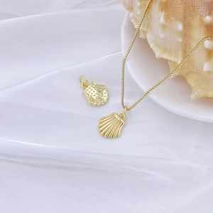 Exquisites Goldmuschel Anhänger Halsketten Set auf Seidenstoff mit elegantem Meeresdekor
