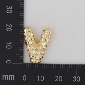 Makroaufnahme von goldenem V-Anhänger mit Hammerschlag-Textur, Höhe ca. 25 mm