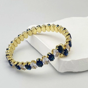 Détail du bracelet en or avec alternance de pierres ovales bleues et blanches