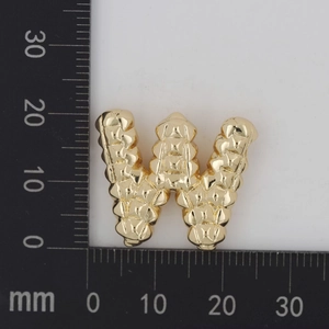 Detaillierte Messung des goldenen Buchstaben W Anhängers mit strukturierter Oberfläche