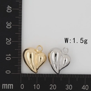 Detailed comparison of 3D gold and silver heart pendants with a size scale tool