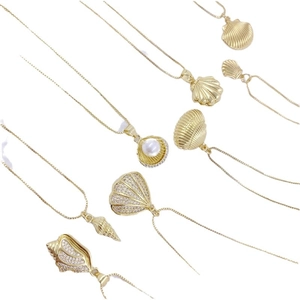 Halsketten mit Muschel-Anhänger in Gold, Perlen und Zirkonia für einen Sommer-Look