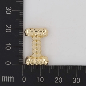 Detaillierte Größenmessung eines goldenen Buchstaben-I-Anhängers mit 25 mm Höhe und 15 mm Breite