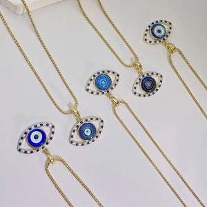 Colección de cinco collares Evil Eye dorados con circonitas azules y varios motivos