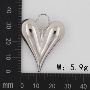 Macro detail of silver heart pendant with dimensions 35mm and 5.9g weight specifications