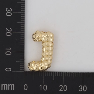 Detailmessung des goldenen J-Anhängers mit Hammerschlag-Struktur, 20 mm Höhe