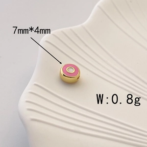 Detailansicht der rosa Emaille-Perle mit Gold-Finish, Abmessungen 7 mm x 4 mm