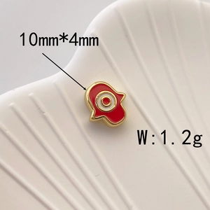 Makroaufnahme von 10mm rotem Hamsa-Hand Emaille-Anhänger mit Evil Eye und Vergoldung