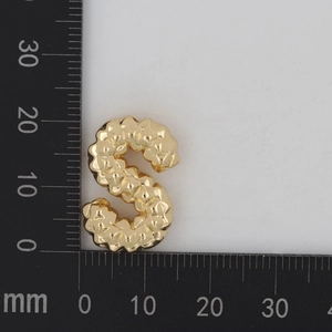 Größenmessung des goldenen Buchstabe S Anhängers mit 3D Blasenstruktur Oberfläche