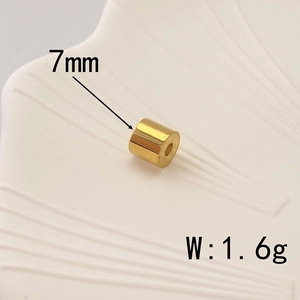 Makroaufnahme von 7mm hohlen goldenen Zylinderperlen für DIY-Schmuck auf weißer Muschel