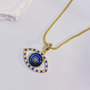 Detalle del collar con colgante de ojo turco bañado en oro con circonitas azules y blancas