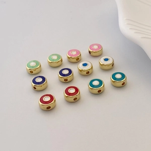 Makroansicht bunter Emaille-Perlen mit bösem Blick und Goldbeschichtung für DIY-Schmuck