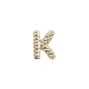 Minimalistischer goldener Buchstabe K Anhänger mit strukturierter Oberfläche
