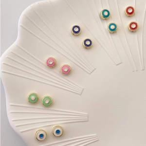 Detailansicht bunter runder Emaille-Perlen für DIY-Schmuck auf einer weißen Schale
