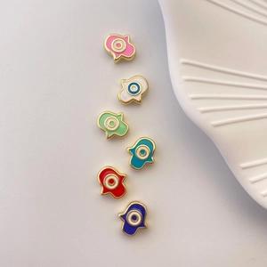 Bunte Hamsa Hand Evil Eye Anhänger mit vergoldeter Emaille für DIY Schmuckzubehör