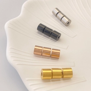 Detailansicht bunter DIY-Schmuckperlen in Silber, Schwarz, Gold und Roségold
