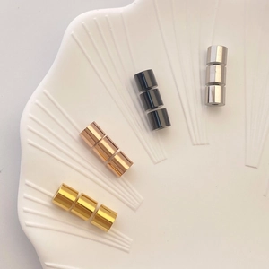 Detailansicht der bunten DIY Metall-Abstandshalter in Gold, Silber und Schwarz poliert