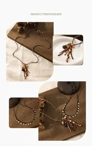 Dettaglio macro della collana bohémien in corda intrecciata con pietre naturali e nappe a fiori
