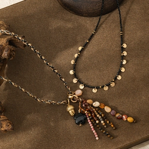 Set di collane bohémien in corda intrecciata con pietre naturali e pendenti a fiore