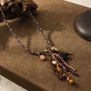 Collana lunga vintage intrecciata a mano con nappe in pietra naturale e ciondolo a ghianda
