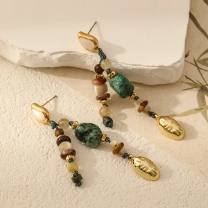 Detalle de pendientes bohemios en set de 3 piezas con piedra natural y cuerda tejida