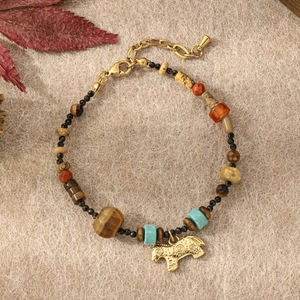 Detailansicht der Perlenkette mit Tigerauge-Stein und Vintage-Pferdeanhänger für Damen