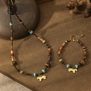 Detailansicht des Vintage Perlenhalsketten Sets mit Türkis und goldenem Pferdeanhänger