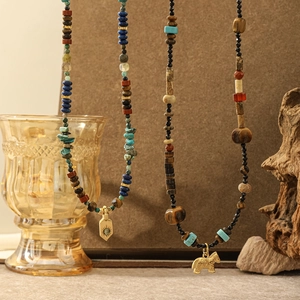 Boho-Halskette mit Tigerauge Türkis Perlen und goldenen Sonnen oder Pferde Anhängern