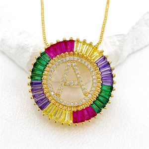 Goldene Kette mit Buchstaben-A-Anhänger, Zirkonia und bunten Baguette-Edelsteinen