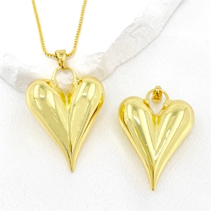 Colgante de corazón 3D puntiagudo dorado con cadena de caja en seda blanca