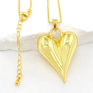 Collar con colgante de corazón 3D dorado con cadena de eslabones cuadrados y cierre de langosta
