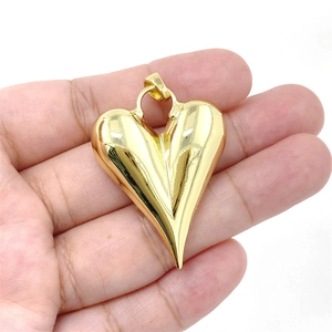 Colgante de corazón dorado pulido en mano, diseño creativo 3D para joyería DIY