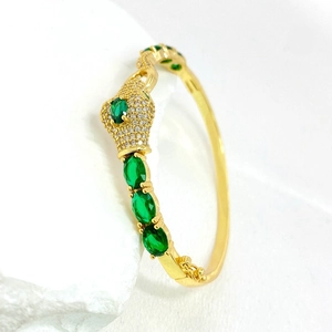 Brazalete de cabeza de leopardo dorado con piedras blancas y circonitas verde esmeralda
