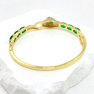 Brazalete de cabeza de pantera dorada con circonitas blancas y gemas verdes de lujo