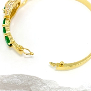 Vista macro del cierre mecánico y el chapado en oro de la pulsera de serpiente con circonitas