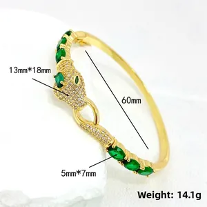 Detalle de brazalete cabeza de serpiente con peso de 14,1g y ojos de circón verde