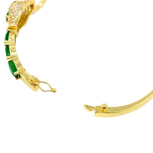 Brazalete de cabeza de serpiente dorado con gemas verdes y detalles de circón blanco