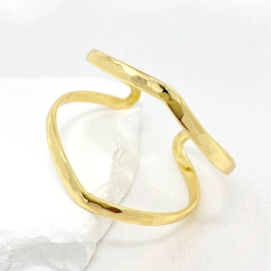 Fashionable hollow golden hammered open bangle with a minimalist wavy woven pattern design