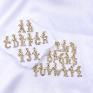 Vue détaillée de 26 pendentifs alphabet avec couronne et zircons micro-sertis