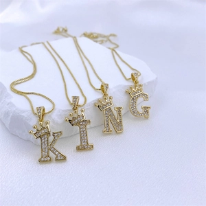 Collier couronne hip hop doré avec pendentifs lettres K I N G sertis de zircon